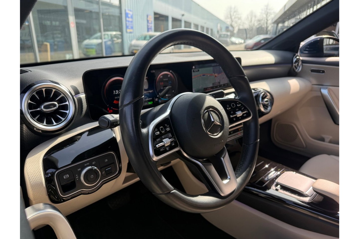 Mercedes-Benz A-Klasse 250e PREMIUM AUTOMAAT PHEV LEER NAVI PDC-CAMERA.