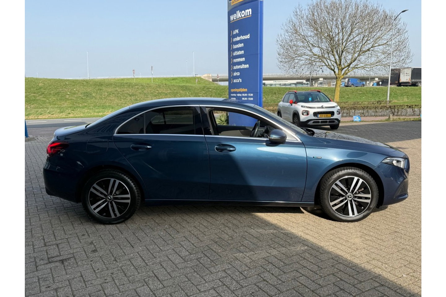 Mercedes-Benz A-Klasse 250e PREMIUM AUTOMAAT PHEV LEER NAVI PDC-CAMERA.