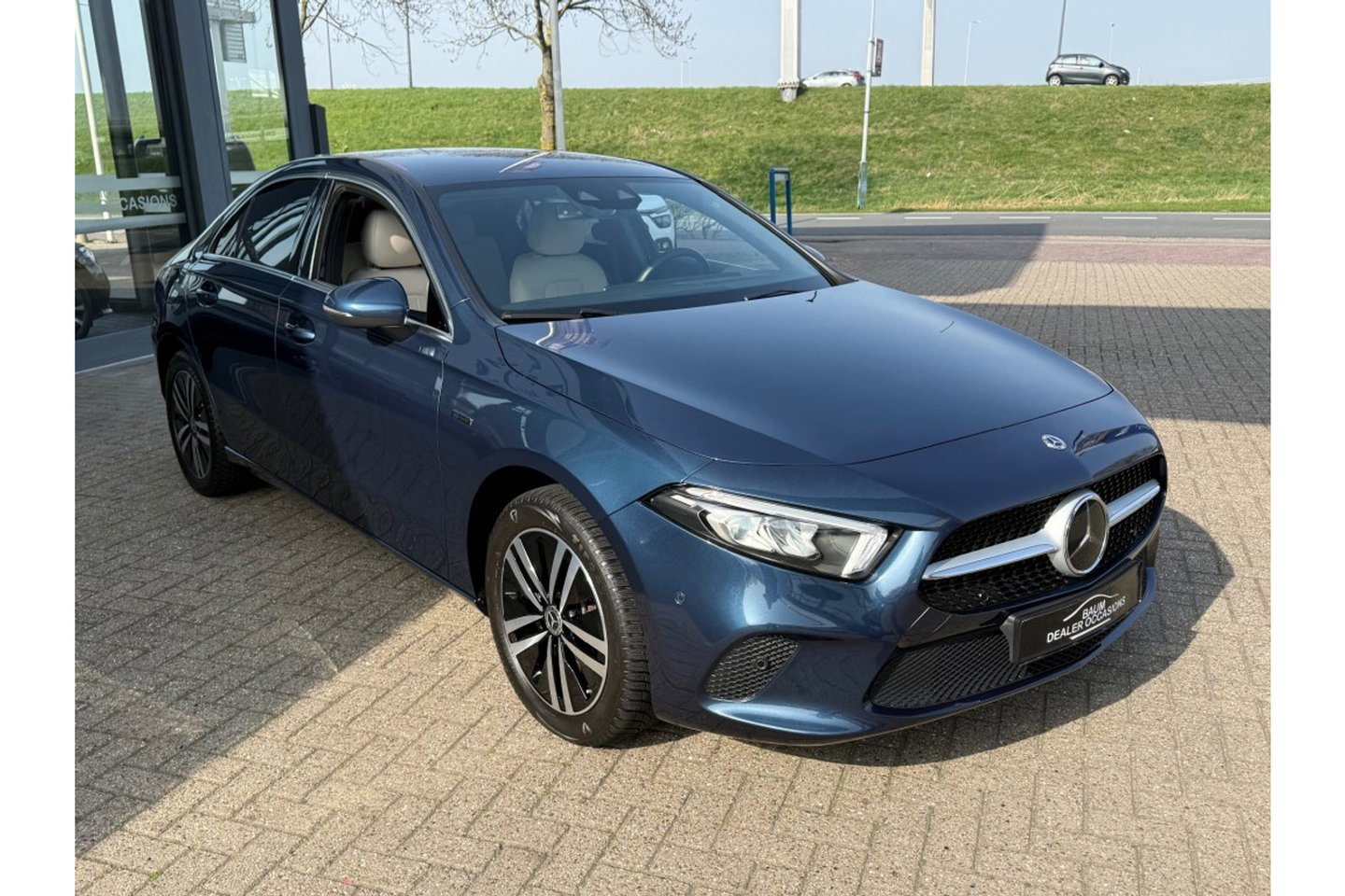 Mercedes-Benz A-Klasse 250e PREMIUM AUTOMAAT PHEV LEER NAVI PDC-CAMERA.