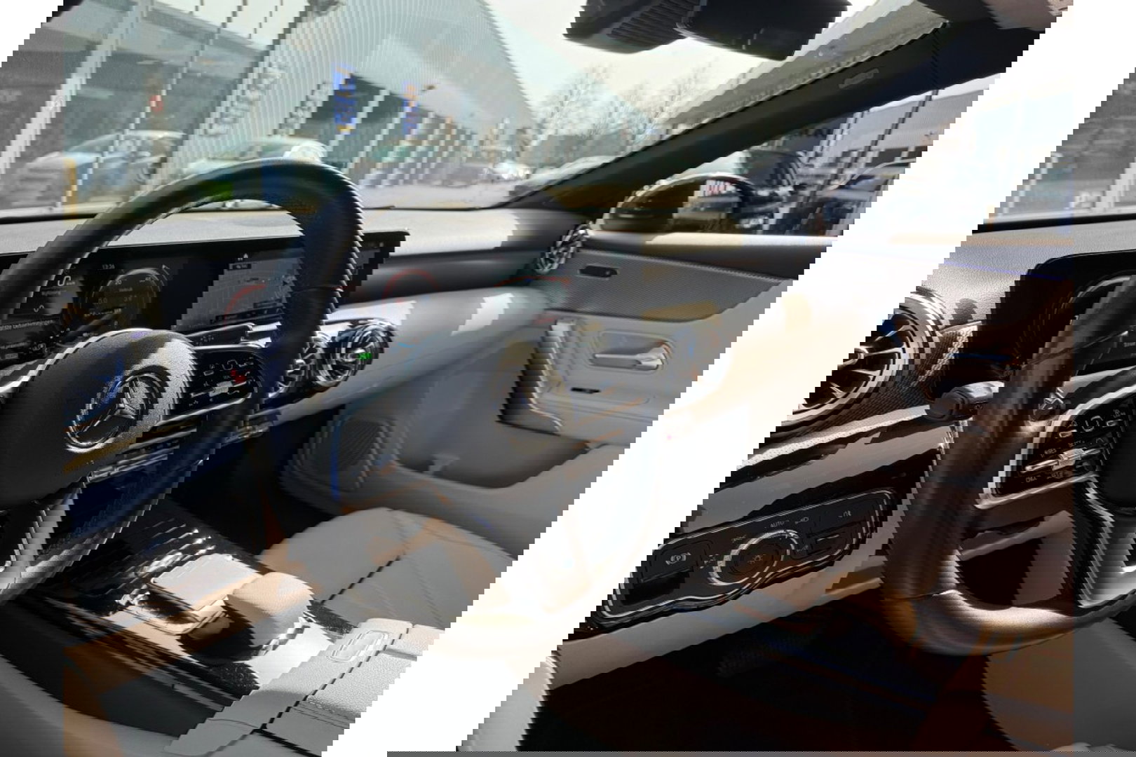 Mercedes-Benz A-Klasse 250e PREMIUM AUTOMAAT PHEV LEER NAVI PDC-CAMERA.