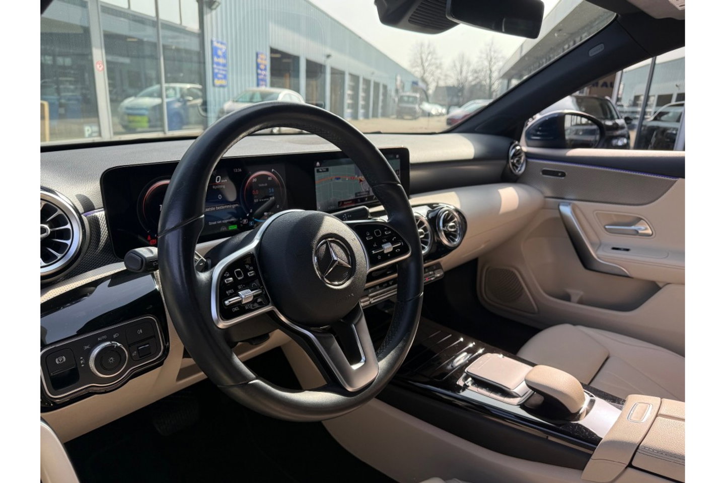 Mercedes-Benz A-Klasse 250e PREMIUM AUTOMAAT PHEV LEER NAVI PDC-CAMERA.
