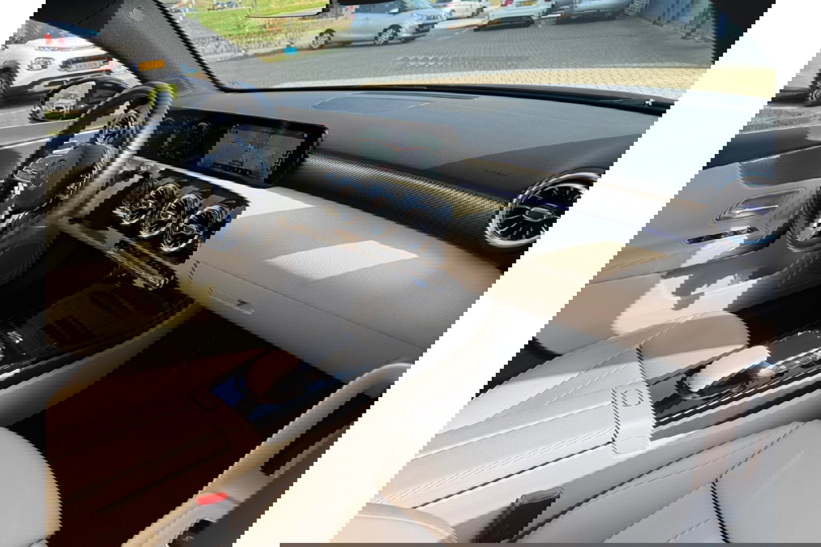 Mercedes-Benz A-Klasse 250e PREMIUM AUTOMAAT PHEV LEER NAVI PDC-CAMERA.