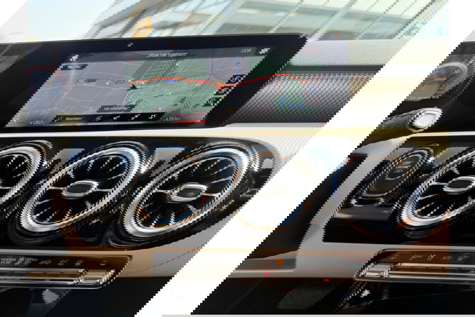 Mercedes-Benz A-Klasse 250e PREMIUM AUTOMAAT PHEV LEER NAVI PDC-CAMERA.