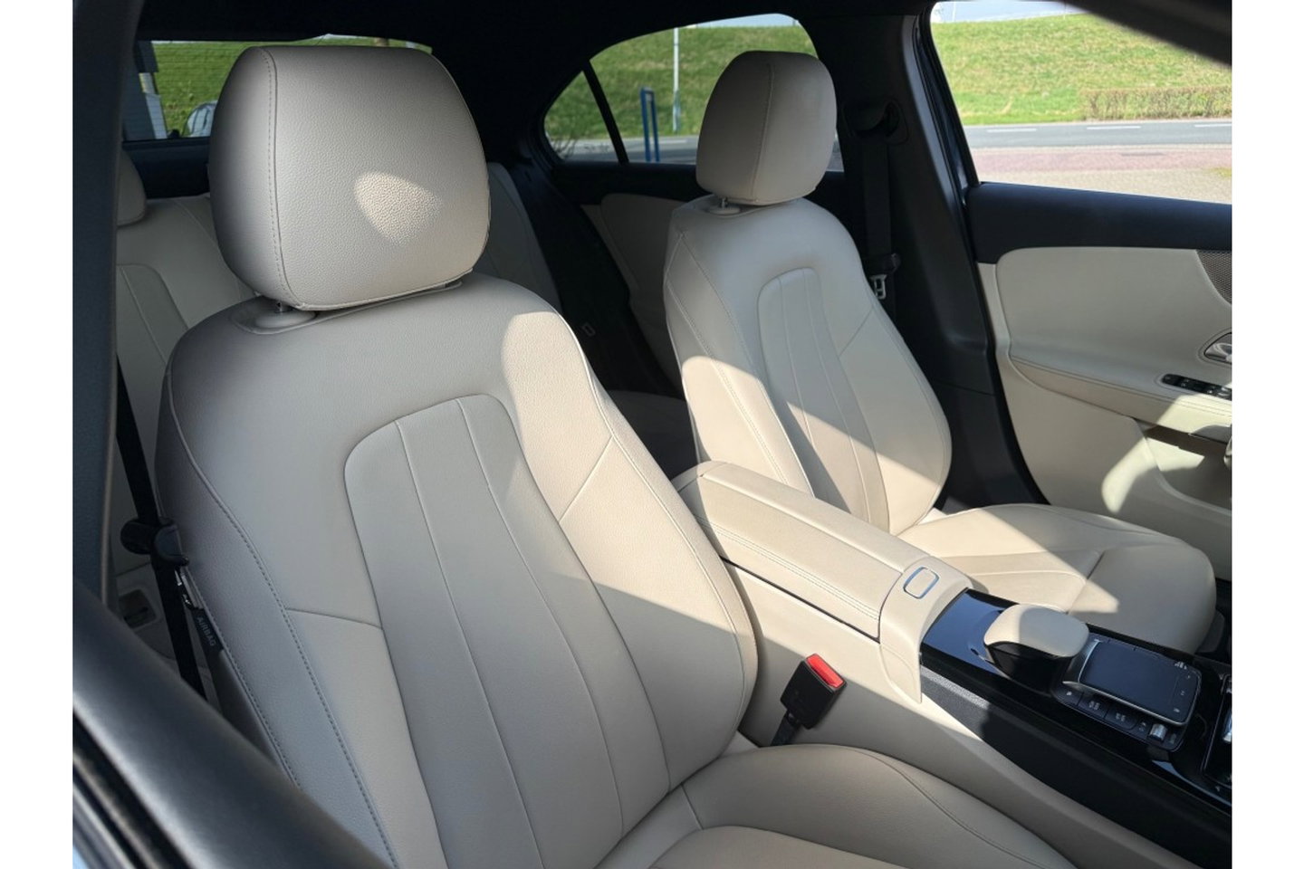 Mercedes-Benz A-Klasse 250e PREMIUM AUTOMAAT PHEV LEER NAVI PDC-CAMERA.