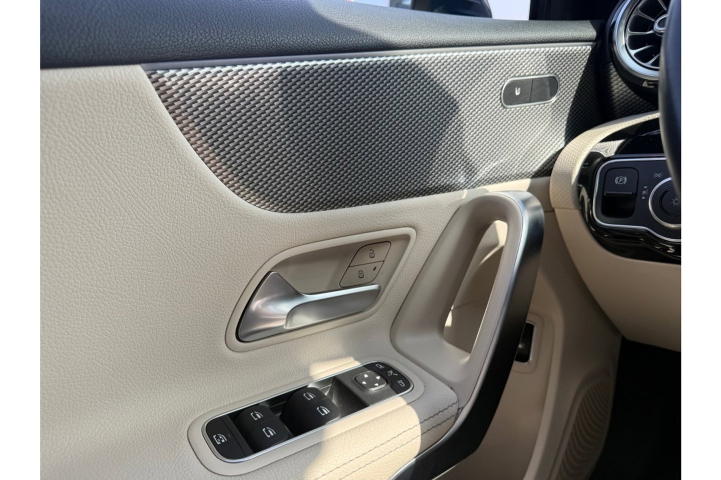 Mercedes-Benz A-Klasse 250e PREMIUM AUTOMAAT PHEV LEER NAVI PDC-CAMERA.