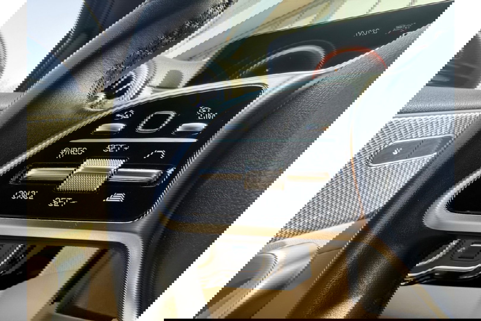 Mercedes-Benz A-Klasse 250e PREMIUM AUTOMAAT PHEV LEER NAVI PDC-CAMERA.