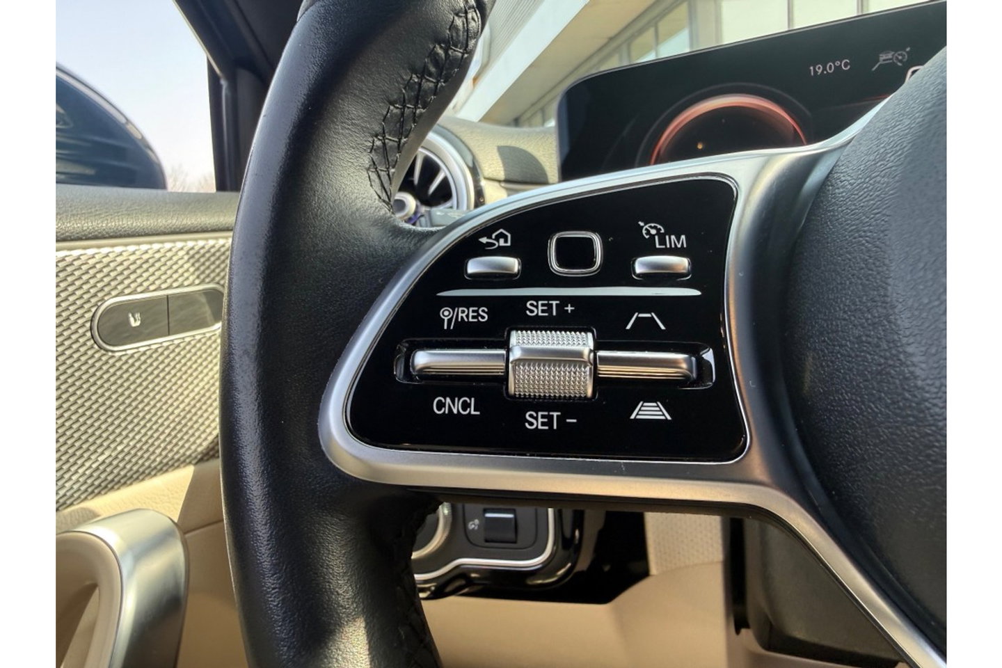 Mercedes-Benz A-Klasse 250e PREMIUM AUTOMAAT PHEV LEER NAVI PDC-CAMERA.