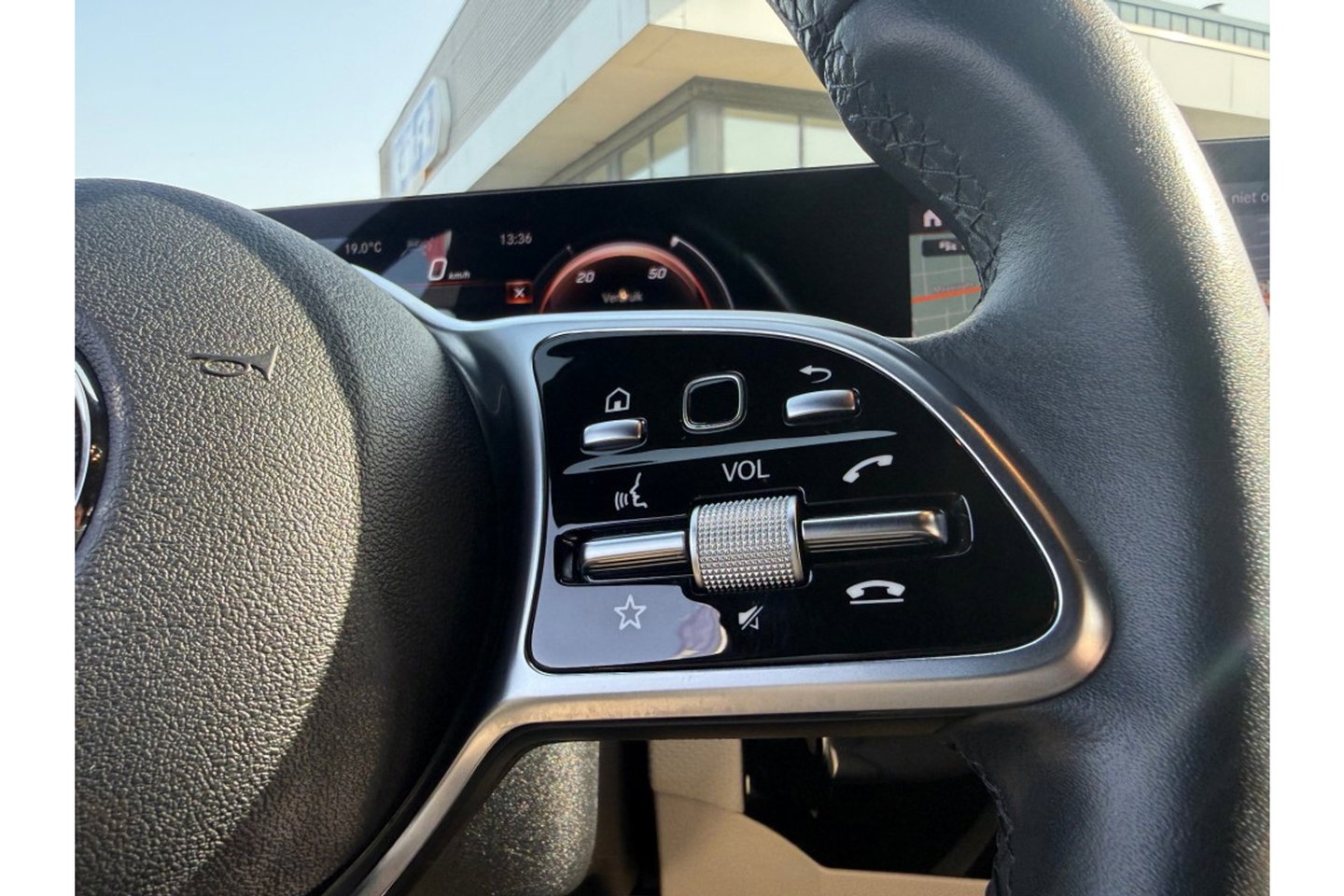 Mercedes-Benz A-Klasse 250e PREMIUM AUTOMAAT PHEV LEER NAVI PDC-CAMERA.