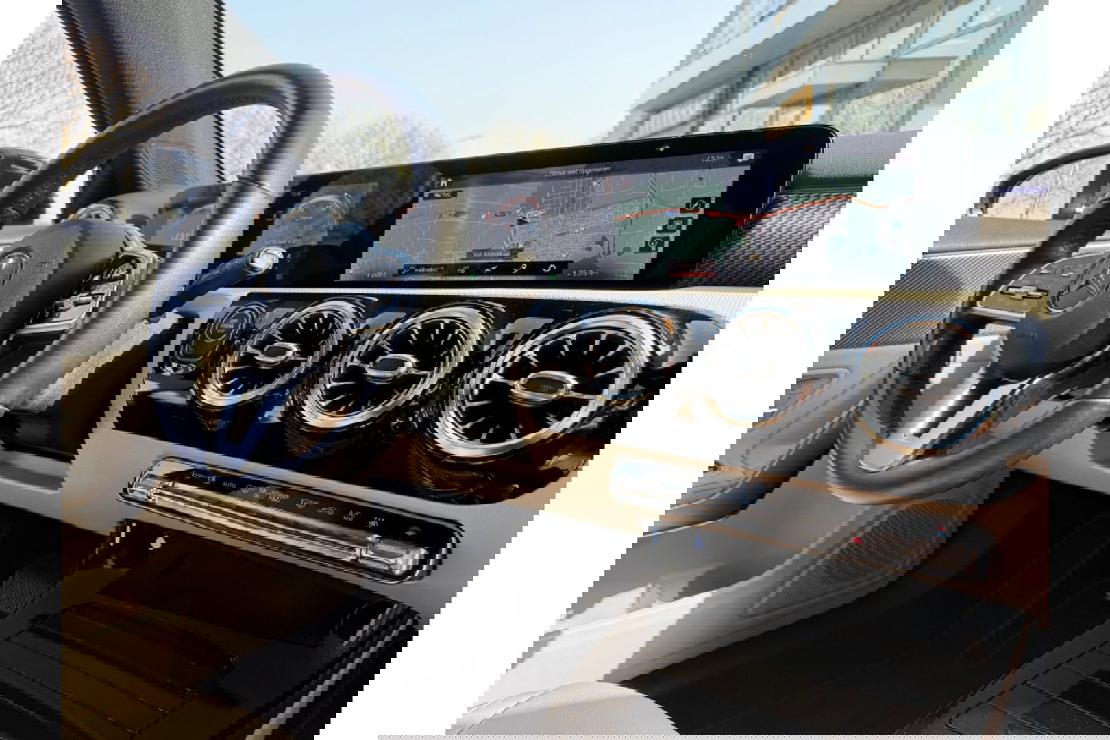 Mercedes-Benz A-Klasse 250e PREMIUM AUTOMAAT PHEV LEER NAVI PDC-CAMERA.