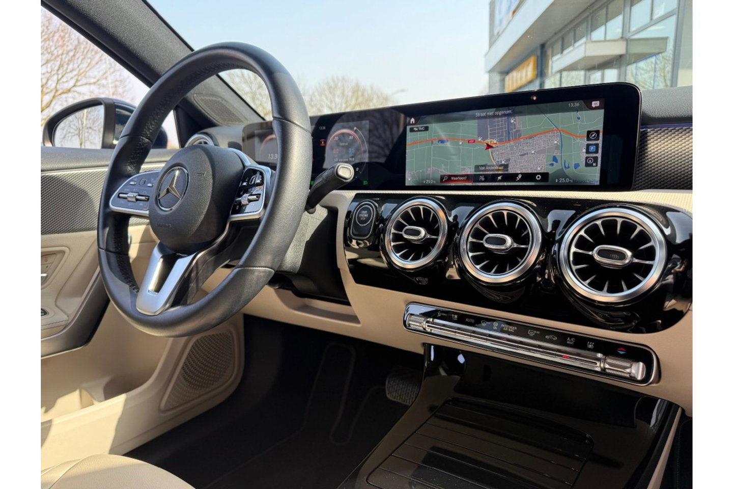 Mercedes-Benz A-Klasse 250e PREMIUM AUTOMAAT PHEV LEER NAVI PDC-CAMERA.