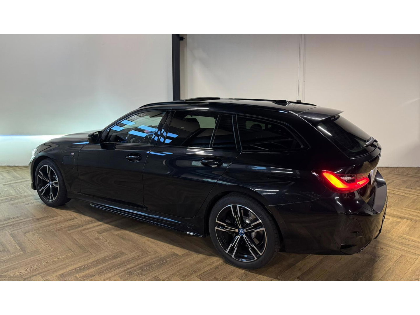 BMW 3 Serie Touring 330e xDrive PANO KEYLESS CAM LASER