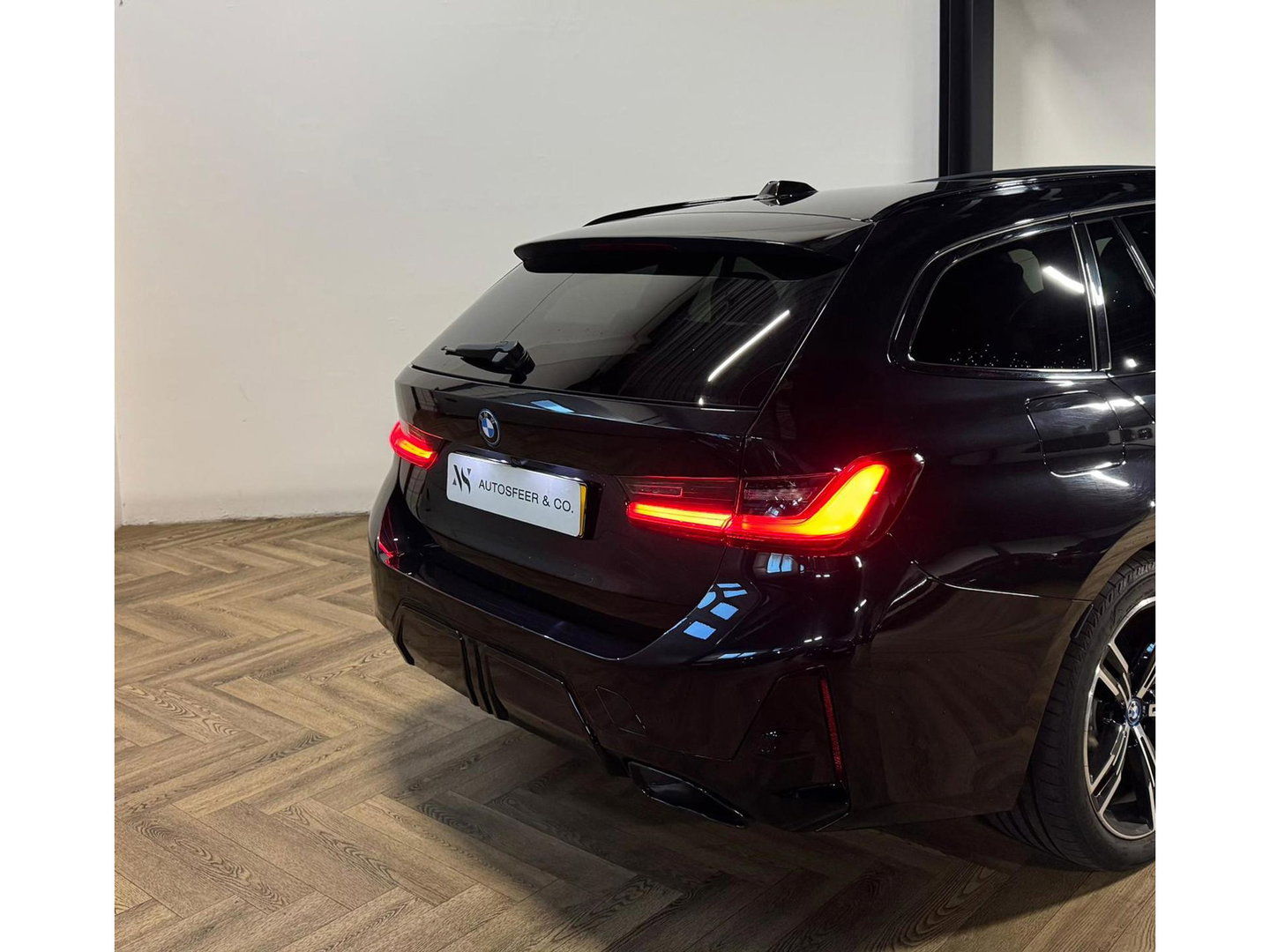 BMW 3 Serie Touring 330e xDrive PANO KEYLESS CAM LASER