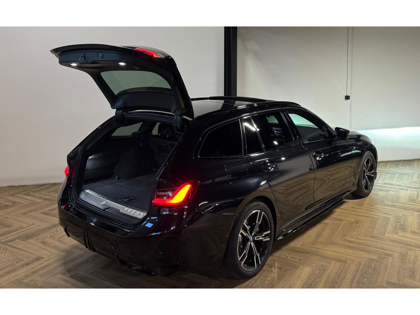 BMW 3 Serie Touring 330e xDrive PANO KEYLESS CAM LASER