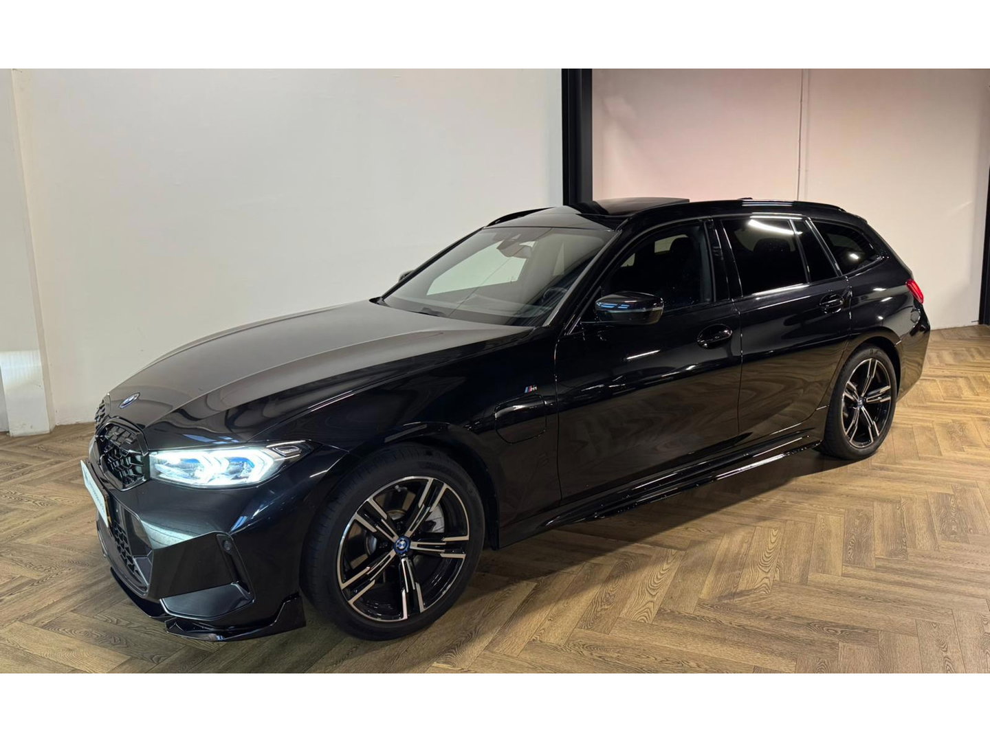 BMW 3 Serie Touring 330e xDrive PANO KEYLESS CAM LASER