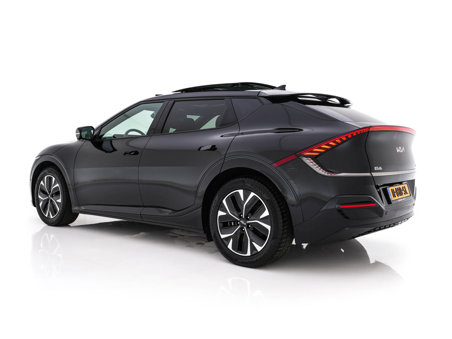 Kia Ev6 GT-Line 77.4 kWh (3-Fase-11kW) {SOH-100%} (INCL-BTW) Aut. *HEATPUMP | PANO | HEAD-UP | LEATHER-ALCANTARA | ADAPTIVE-CRUISE | DIGI-COCKPIT | MERIDIAN-AUDIO | MEMORYPACK | FULL-LED | KEYLESS | TOPVIEW | DAB | BLINDSPOT | NAVI-FULLMAP |