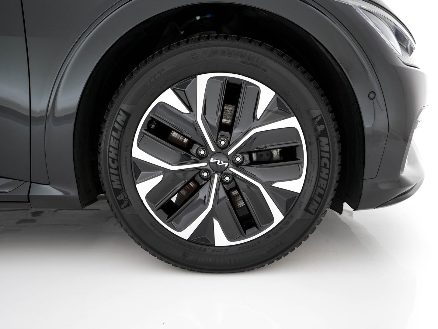 Kia Ev6 GT-Line 77.4 kWh (3-Fase-11kW) {SOH-100%} (INCL-BTW) Aut. *HEATPUMP | PANO | HEAD-UP | LEATHER-ALCANTARA | ADAPTIVE-CRUISE | DIGI-COCKPIT | MERIDIAN-AUDIO | MEMORYPACK | FULL-LED | KEYLESS | TOPVIEW | DAB | BLINDSPOT | NAVI-FULLMAP |