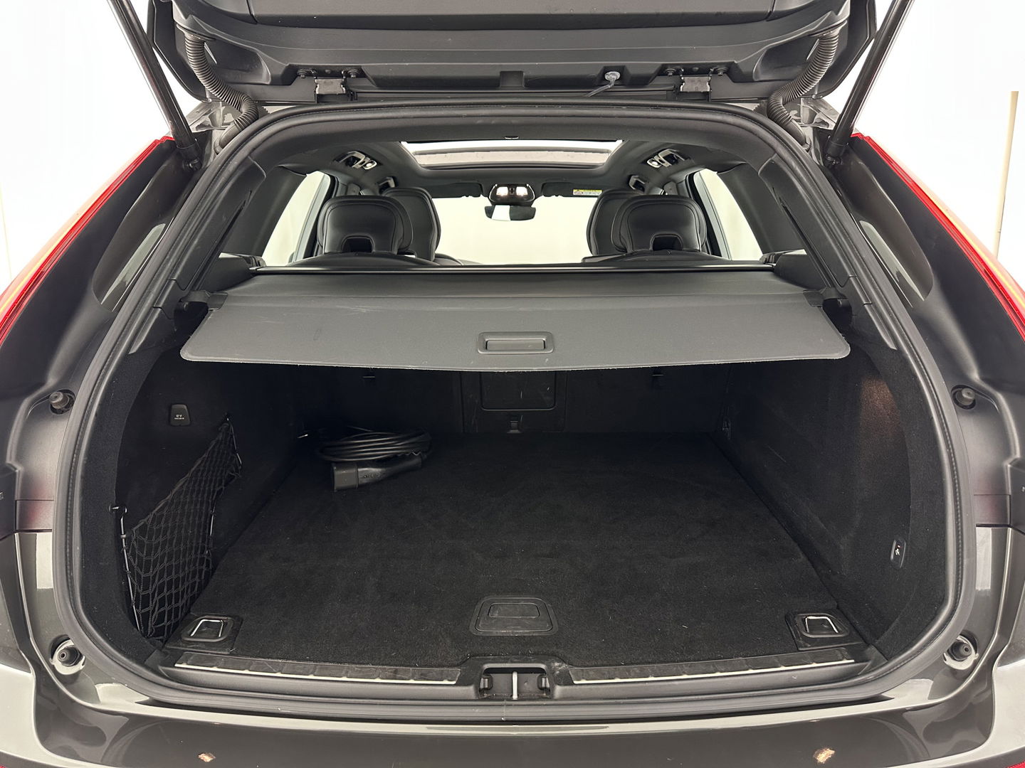 Volvo XC60 2.0 T6 AWD R-Design (Plug-In) (INCL-BTW) Aut. *PANO | LEATHER | FULL-LED | MEMORY-PACK | DIGI-COCKPIT | KEYLESS | CAMERA | BLINDSPOT | HEATED-SPORTSEATS | NAVI-FULLMAP | ECC | PDC | ADAPTIVE-CRUISE | MODEL 2022 | TOWBAR*