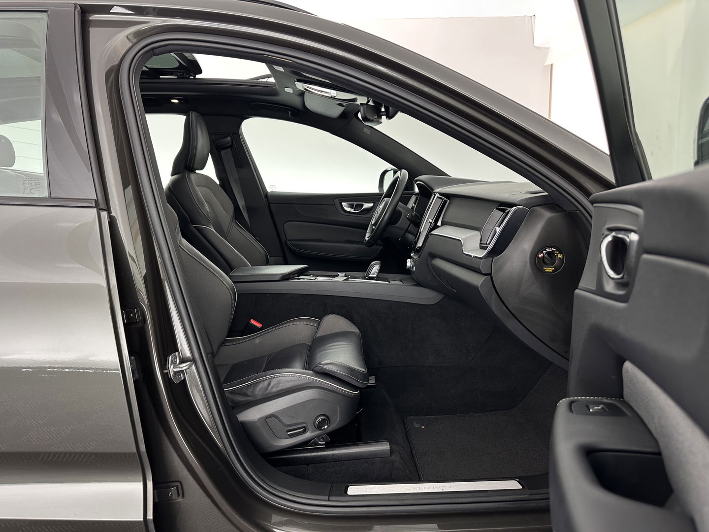 Volvo XC60 2.0 T6 AWD R-Design (Plug-In) (INCL-BTW) Aut. *PANO | LEATHER | FULL-LED | MEMORY-PACK | DIGI-COCKPIT | KEYLESS | CAMERA | BLINDSPOT | HEATED-SPORTSEATS | NAVI-FULLMAP | ECC | PDC | ADAPTIVE-CRUISE | MODEL 2022 | TOWBAR*