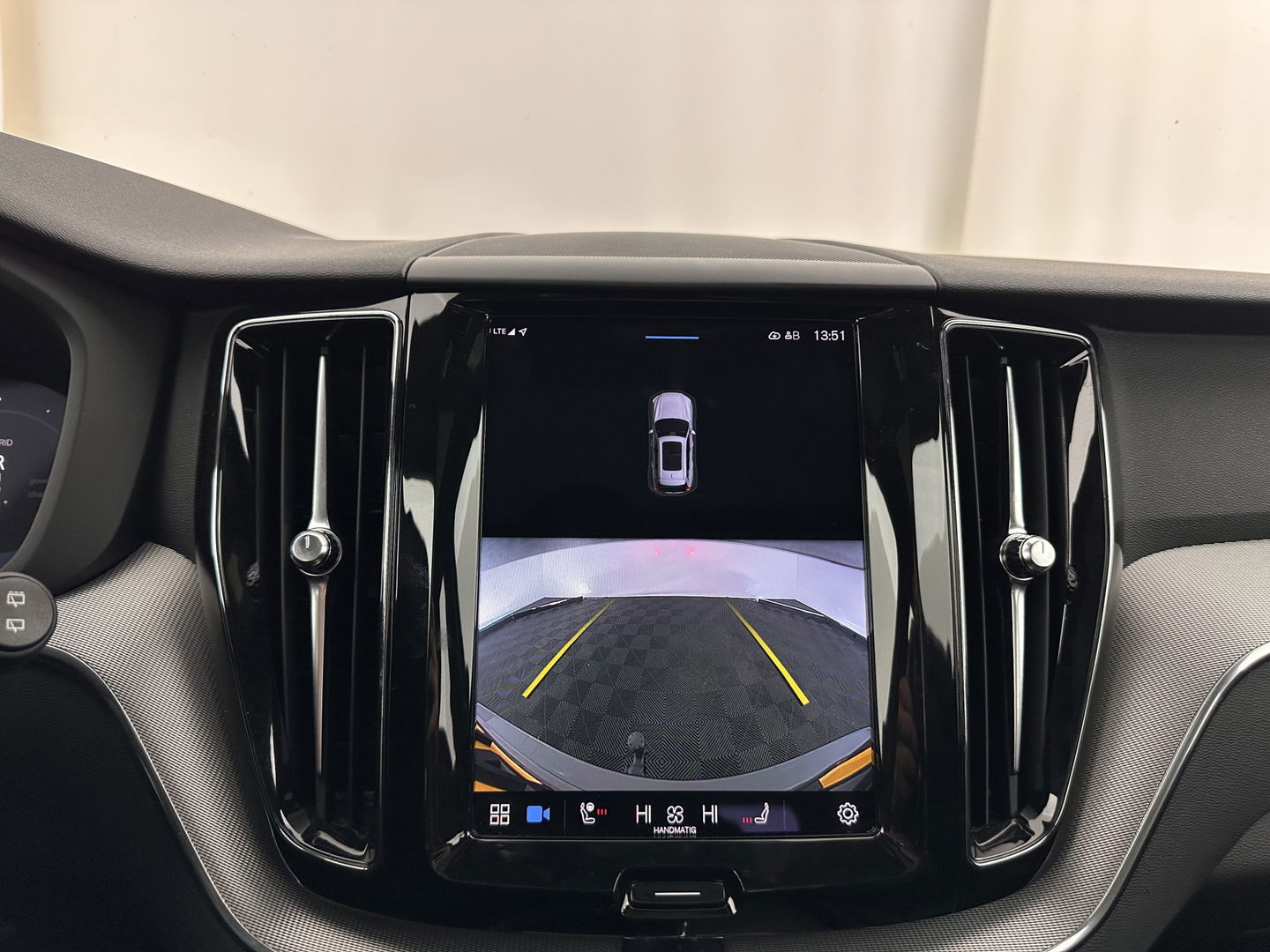 Volvo XC60 2.0 T6 AWD R-Design (Plug-In) (INCL-BTW) Aut. *PANO | LEATHER | FULL-LED | MEMORY-PACK | DIGI-COCKPIT | KEYLESS | CAMERA | BLINDSPOT | HEATED-SPORTSEATS | NAVI-FULLMAP | ECC | PDC | ADAPTIVE-CRUISE | MODEL 2022 | TOWBAR*