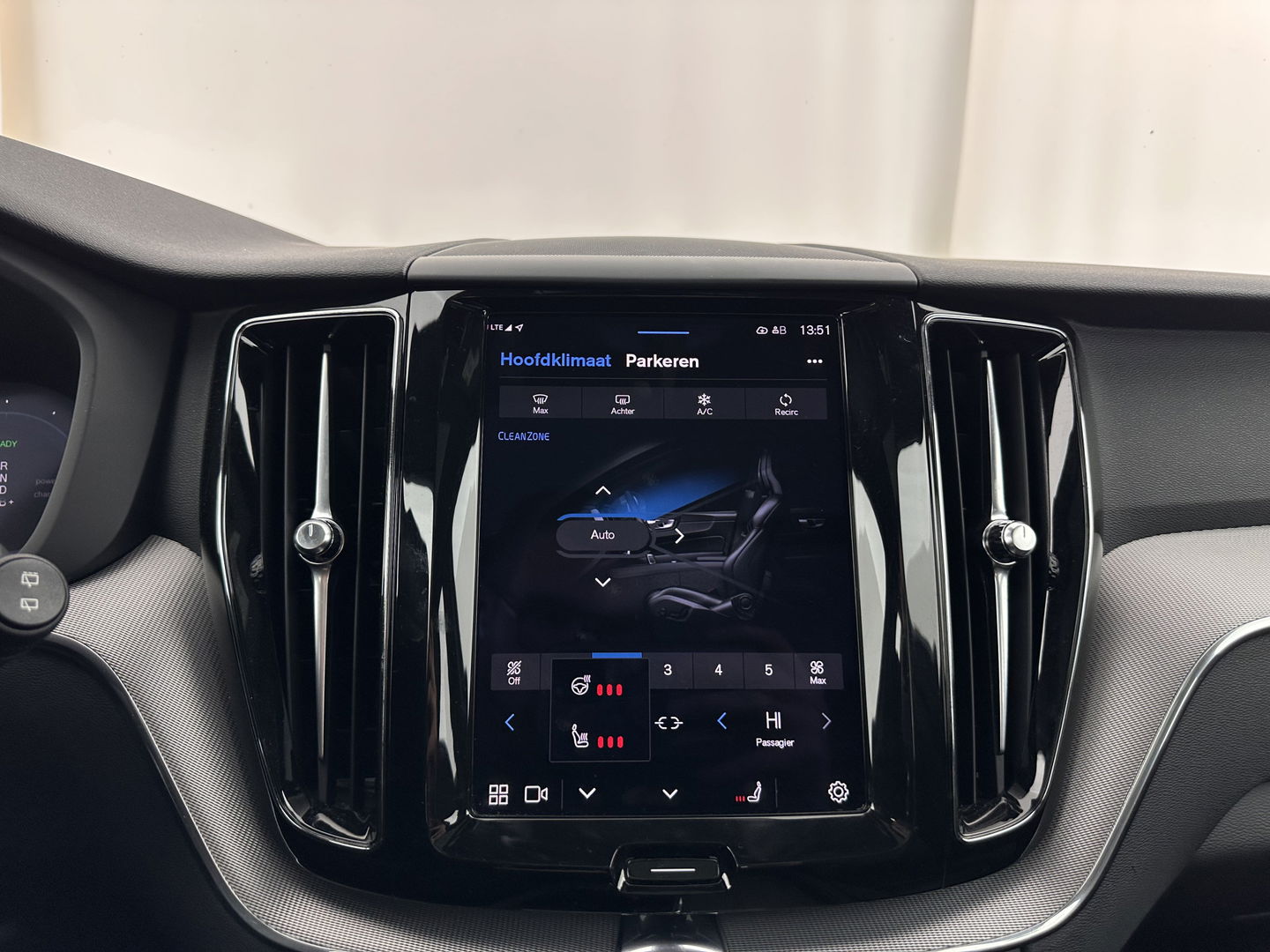 Volvo XC60 2.0 T6 AWD R-Design (Plug-In) (INCL-BTW) Aut. *PANO | LEATHER | FULL-LED | MEMORY-PACK | DIGI-COCKPIT | KEYLESS | CAMERA | BLINDSPOT | HEATED-SPORTSEATS | NAVI-FULLMAP | ECC | PDC | ADAPTIVE-CRUISE | MODEL 2022 | TOWBAR*