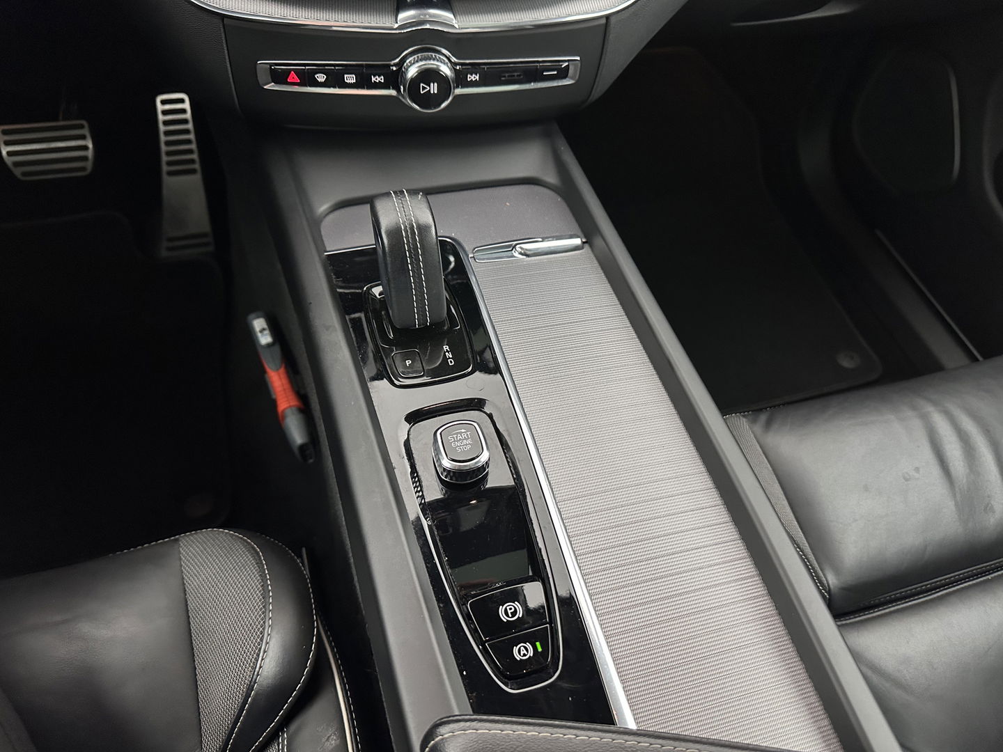 Volvo XC60 2.0 T6 AWD R-Design (Plug-In) (INCL-BTW) Aut. *PANO | LEATHER | FULL-LED | MEMORY-PACK | DIGI-COCKPIT | KEYLESS | CAMERA | BLINDSPOT | HEATED-SPORTSEATS | NAVI-FULLMAP | ECC | PDC | ADAPTIVE-CRUISE | MODEL 2022 | TOWBAR*