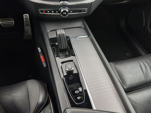 Volvo XC60 2.0 T6 AWD R-Design (Plug-In) (INCL-BTW) Aut. *PANO | LEATHER | FULL-LED | MEMORY-PACK | DIGI-COCKPIT | KEYLESS | CAMERA | BLINDSPOT | HEATED-SPORTSEATS | NAVI-FULLMAP | ECC | PDC | ADAPTIVE-CRUISE | MODEL 2022 | TOWBAR*