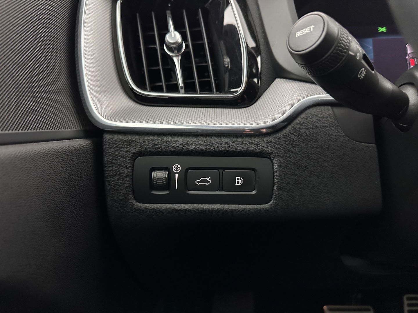 Volvo XC60 2.0 T6 AWD R-Design (Plug-In) (INCL-BTW) Aut. *PANO | LEATHER | FULL-LED | MEMORY-PACK | DIGI-COCKPIT | KEYLESS | CAMERA | BLINDSPOT | HEATED-SPORTSEATS | NAVI-FULLMAP | ECC | PDC | ADAPTIVE-CRUISE | MODEL 2022 | TOWBAR*