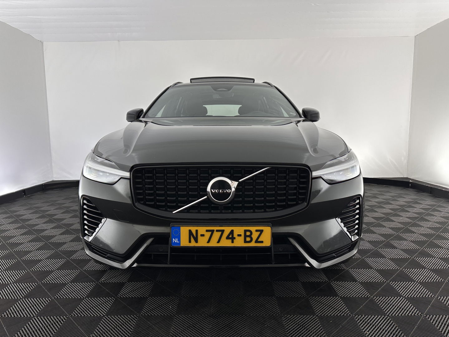 Volvo XC60 2.0 T6 AWD R-Design (Plug-In) (INCL-BTW) Aut. *PANO | LEATHER | FULL-LED | MEMORY-PACK | DIGI-COCKPIT | KEYLESS | CAMERA | BLINDSPOT | HEATED-SPORTSEATS | NAVI-FULLMAP | ECC | PDC | ADAPTIVE-CRUISE | MODEL 2022 | TOWBAR*