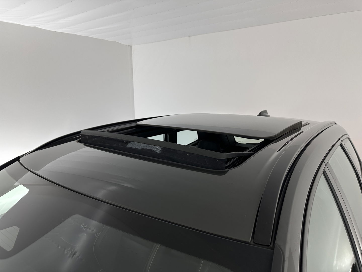 Volvo XC60 2.0 T6 AWD R-Design (Plug-In) (INCL-BTW) Aut. *PANO | LEATHER | FULL-LED | MEMORY-PACK | DIGI-COCKPIT | KEYLESS | CAMERA | BLINDSPOT | HEATED-SPORTSEATS | NAVI-FULLMAP | ECC | PDC | ADAPTIVE-CRUISE | MODEL 2022 | TOWBAR*