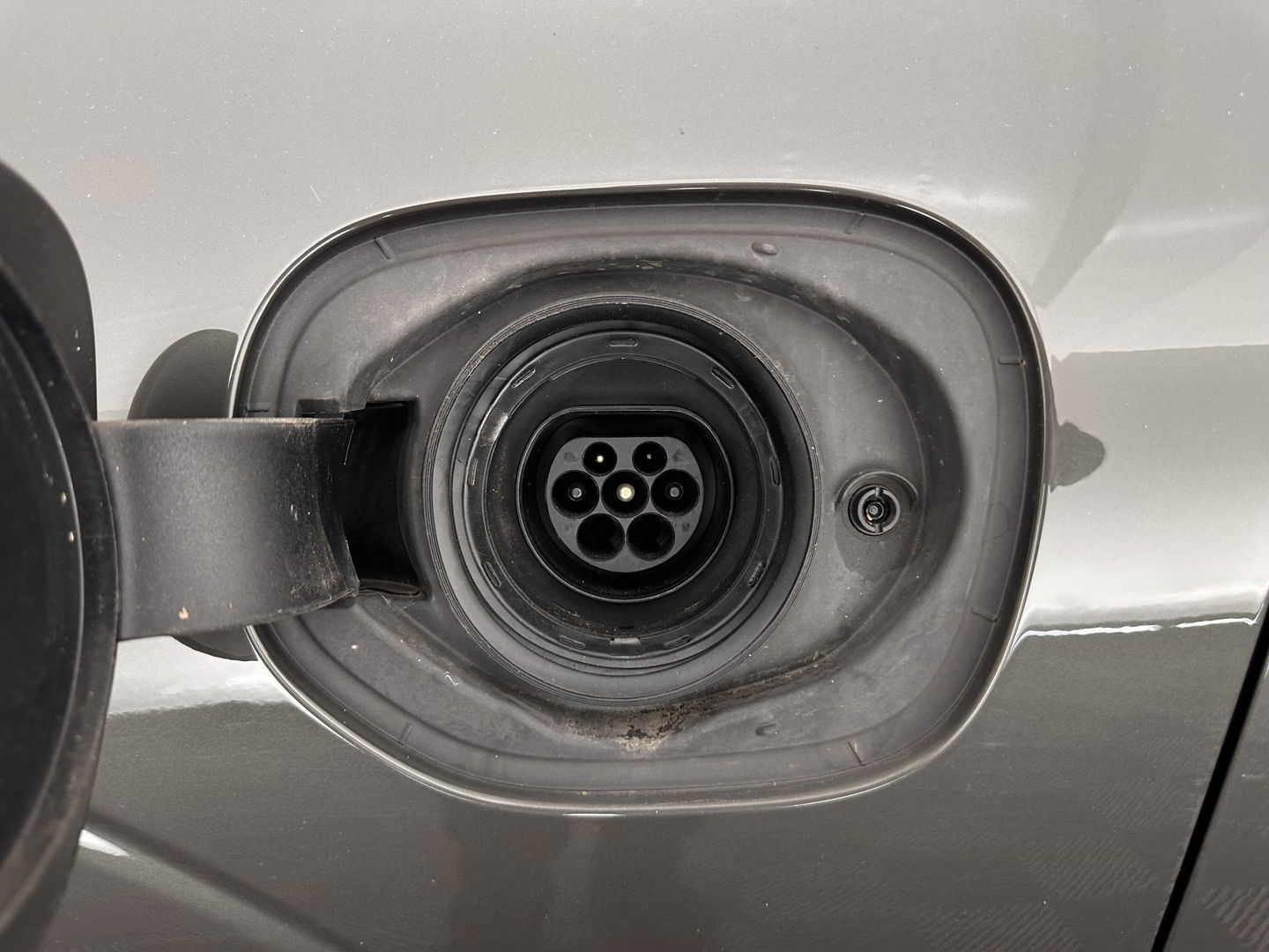 Volvo XC60 2.0 T6 AWD R-Design (Plug-In) (INCL-BTW) Aut. *PANO | LEATHER | FULL-LED | MEMORY-PACK | DIGI-COCKPIT | KEYLESS | CAMERA | BLINDSPOT | HEATED-SPORTSEATS | NAVI-FULLMAP | ECC | PDC | ADAPTIVE-CRUISE | MODEL 2022 | TOWBAR*