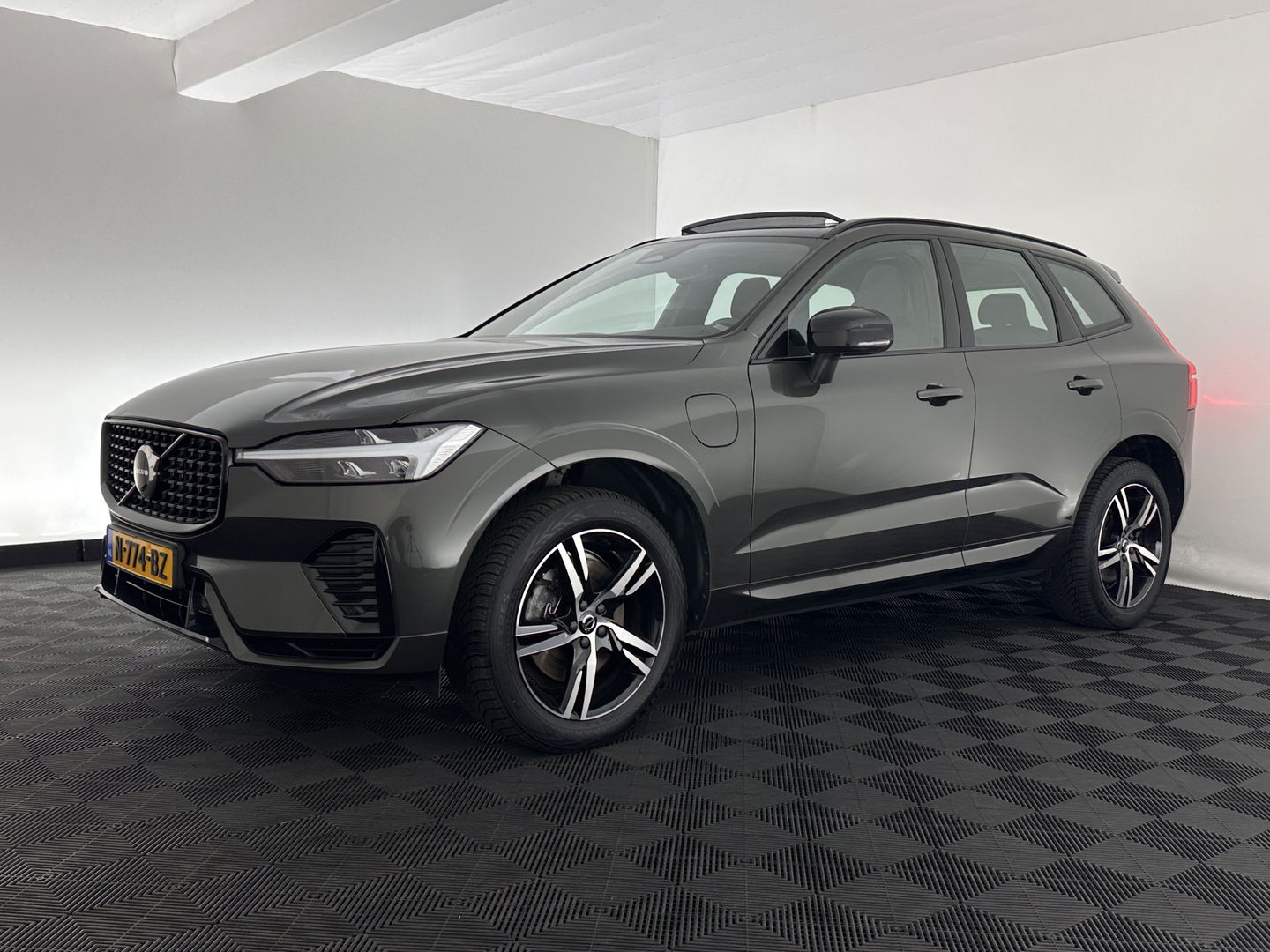 Volvo XC60 2.0 T6 AWD R-Design (Plug-In) (INCL-BTW) Aut. *PANO | LEATHER | FULL-LED | MEMORY-PACK | DIGI-COCKPIT | KEYLESS | CAMERA | BLINDSPOT | HEATED-SPORTSEATS | NAVI-FULLMAP | ECC | PDC | ADAPTIVE-CRUISE | MODEL 2022 | TOWBAR*