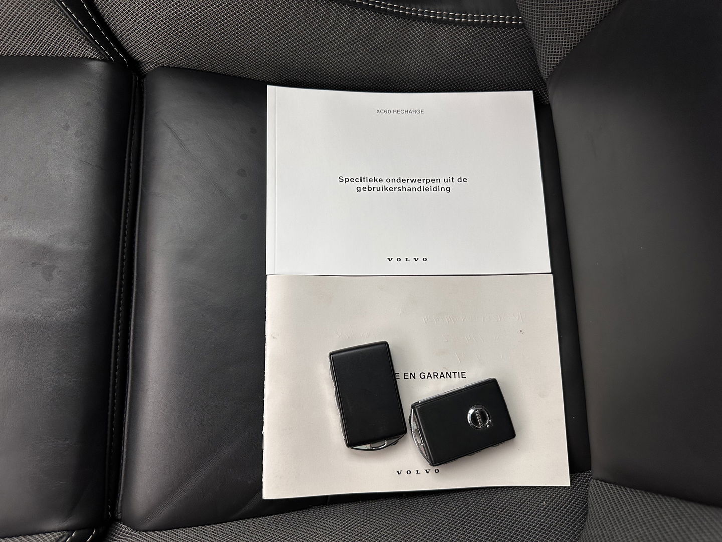 Volvo XC60 2.0 T6 AWD R-Design (Plug-In) (INCL-BTW) Aut. *PANO | LEATHER | FULL-LED | MEMORY-PACK | DIGI-COCKPIT | KEYLESS | CAMERA | BLINDSPOT | HEATED-SPORTSEATS | NAVI-FULLMAP | ECC | PDC | ADAPTIVE-CRUISE | MODEL 2022 | TOWBAR*