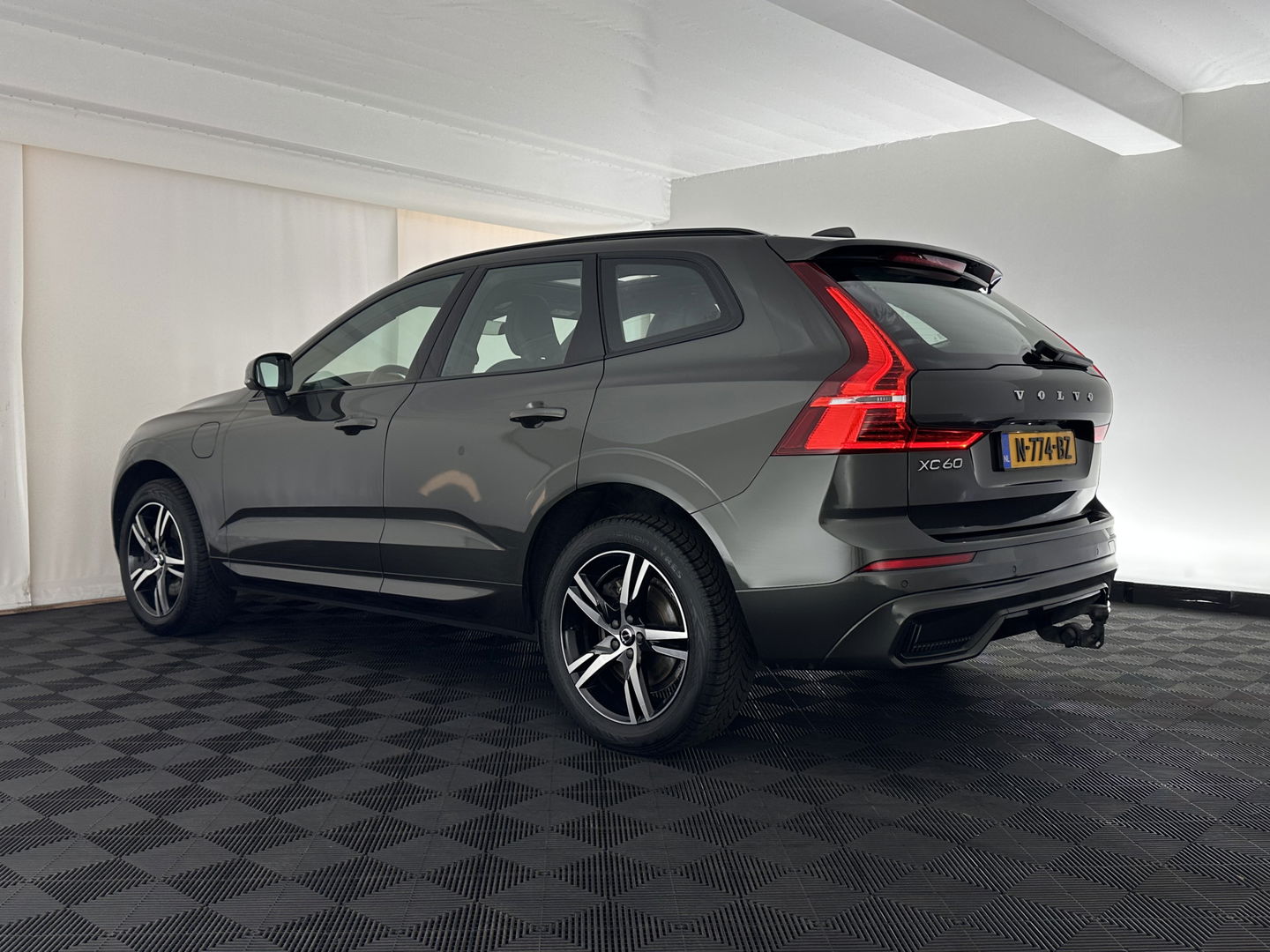 Volvo XC60 2.0 T6 AWD R-Design (Plug-In) (INCL-BTW) Aut. *PANO | LEATHER | FULL-LED | MEMORY-PACK | DIGI-COCKPIT | KEYLESS | CAMERA | BLINDSPOT | HEATED-SPORTSEATS | NAVI-FULLMAP | ECC | PDC | ADAPTIVE-CRUISE | MODEL 2022 | TOWBAR*