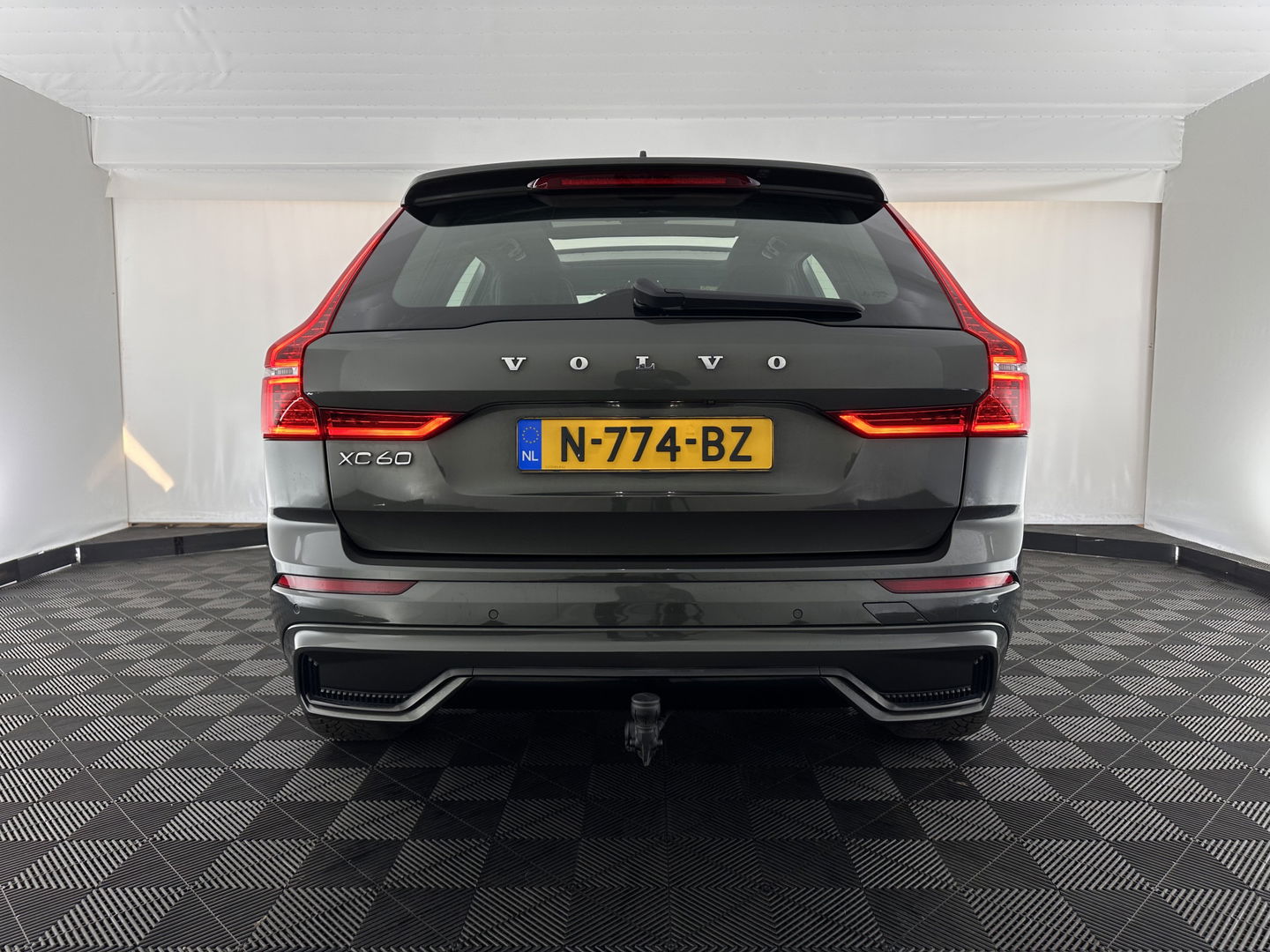 Volvo XC60 2.0 T6 AWD R-Design (Plug-In) (INCL-BTW) Aut. *PANO | LEATHER | FULL-LED | MEMORY-PACK | DIGI-COCKPIT | KEYLESS | CAMERA | BLINDSPOT | HEATED-SPORTSEATS | NAVI-FULLMAP | ECC | PDC | ADAPTIVE-CRUISE | MODEL 2022 | TOWBAR*