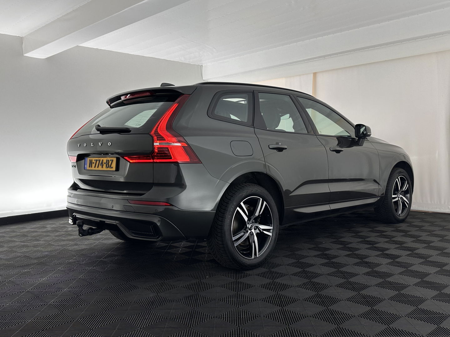 Volvo XC60 2.0 T6 AWD R-Design (Plug-In) (INCL-BTW) Aut. *PANO | LEATHER | FULL-LED | MEMORY-PACK | DIGI-COCKPIT | KEYLESS | CAMERA | BLINDSPOT | HEATED-SPORTSEATS | NAVI-FULLMAP | ECC | PDC | ADAPTIVE-CRUISE | MODEL 2022 | TOWBAR*