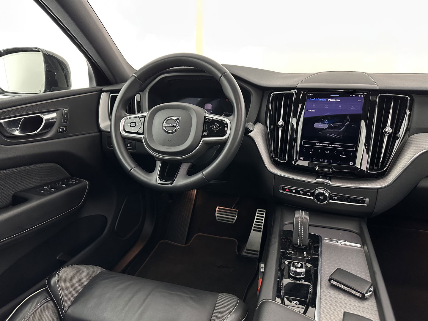 Volvo XC60 2.0 T6 AWD R-Design (Plug-In) (INCL-BTW) Aut. *PANO | LEATHER | FULL-LED | MEMORY-PACK | DIGI-COCKPIT | KEYLESS | CAMERA | BLINDSPOT | HEATED-SPORTSEATS | NAVI-FULLMAP | ECC | PDC | ADAPTIVE-CRUISE | MODEL 2022 | TOWBAR*