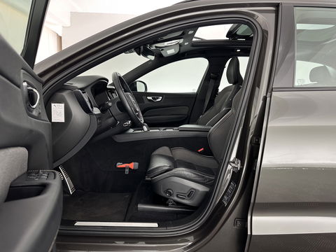 Volvo XC60 2.0 T6 AWD R-Design (Plug-In) (INCL-BTW) Aut. *PANO | LEATHER | FULL-LED | MEMORY-PACK | DIGI-COCKPIT | KEYLESS | CAMERA | BLINDSPOT | HEATED-SPORTSEATS | NAVI-FULLMAP | ECC | PDC | ADAPTIVE-CRUISE | MODEL 2022 | TOWBAR*