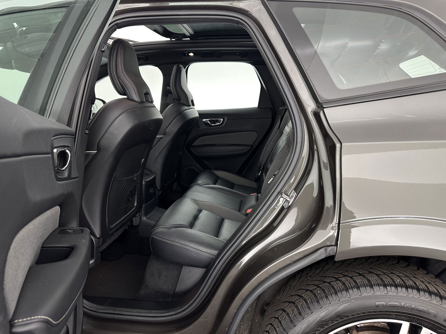 Volvo XC60 2.0 T6 AWD R-Design (Plug-In) (INCL-BTW) Aut. *PANO | LEATHER | FULL-LED | MEMORY-PACK | DIGI-COCKPIT | KEYLESS | CAMERA | BLINDSPOT | HEATED-SPORTSEATS | NAVI-FULLMAP | ECC | PDC | ADAPTIVE-CRUISE | MODEL 2022 | TOWBAR*