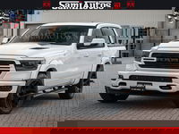 Dodge Ram Pick-Up - V8 5.7 402PK | LARAMIE SPORT | Krachtige Hemi | Panorama Dak | 12' Scherm | LPG | Comfortabele Dubbele Cabine met Royale 5 Zitplaatsen | NIEUW EN BPM vrij | Nu Leverbaar uit Voorraad | Nr 2528 - 1276 |
