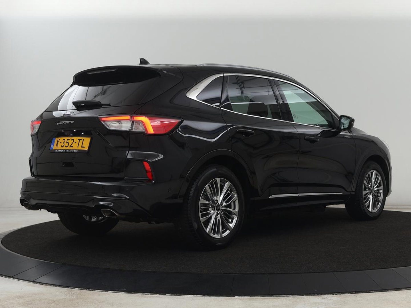 Ford Kuga 2.5 PHEV Vignale | Leder | Head-Up | Stoelverwarming | 360 Camera | Adaptive cruise | Carplay | Achterbankverwarming | 18'' | Navigatie | Full LED | B&O Sound | Park Assist | Keyless | Digital Cockpit | Plug In