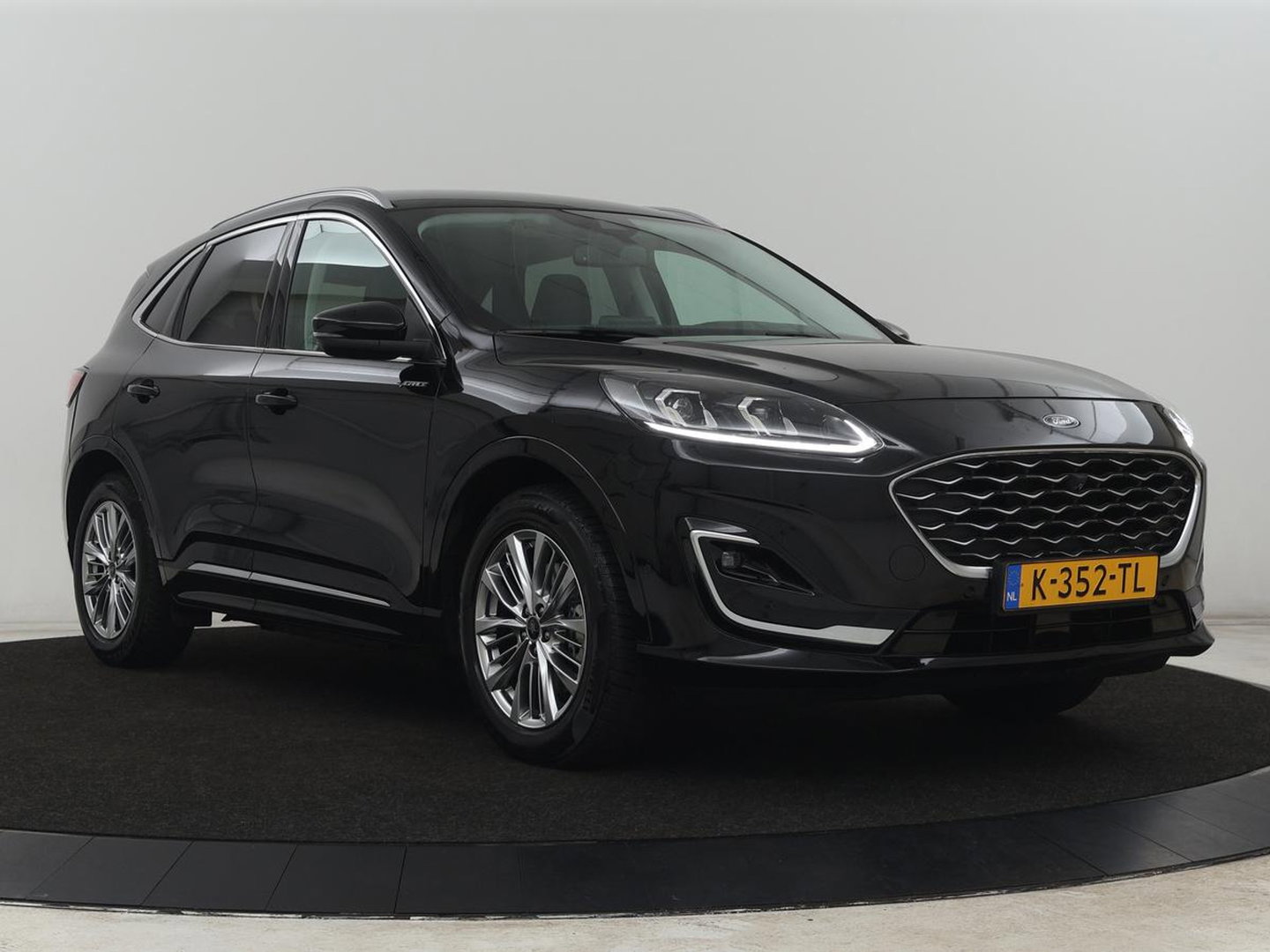 Ford Kuga 2.5 PHEV Vignale | Leder | Head-Up | Stoelverwarming | 360 Camera | Adaptive cruise | Carplay | Achterbankverwarming | 18'' | Navigatie | Full LED | B&O Sound | Park Assist | Keyless | Digital Cockpit | Plug In
