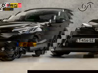 Toyota C-HR - 1.8 Hybrid Dynamic Automaat (NAVIGATIE, BLACK PACK, ZWART HEMEL, CAMERA, STOELVERWARMING, SPORTSTOELEN, GETINT GLAS, ADAPTIVE CRUISE, KEYLESS, NIEUWSTAAT)