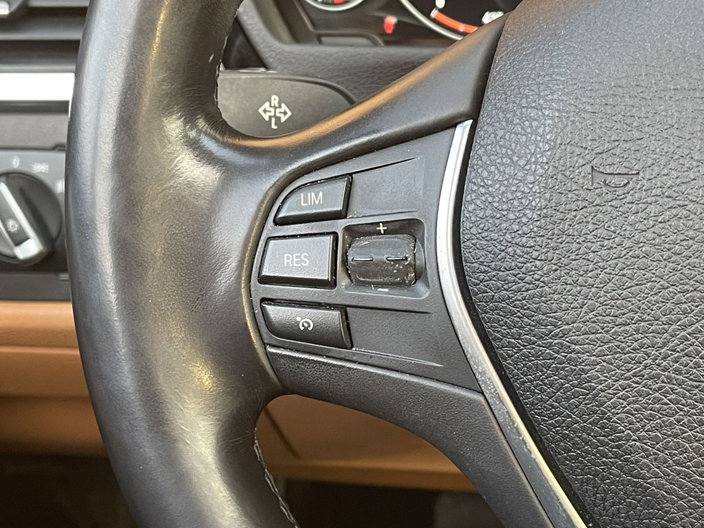 BMW 3-serie 320i Edition Luxury Line Purity Executive | Origineel Nederlands | Panoramadak | Cruise Control | Keyless | Parkeersensoren | Stoelverwarming | Stuurverwarming | Navigatie | Bluetooth