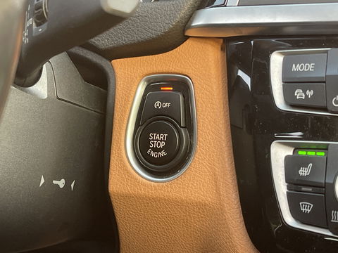 BMW 3-serie 320i Edition Luxury Line Purity Executive | Origineel Nederlands | Panoramadak | Cruise Control | Keyless | Parkeersensoren | Stoelverwarming | Stuurverwarming | Navigatie | Bluetooth