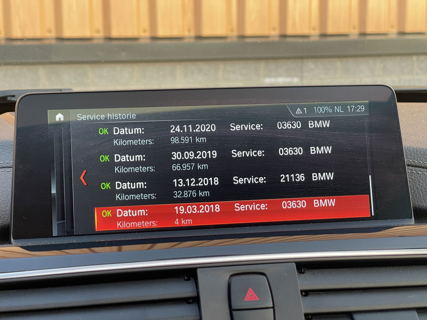 BMW 3-serie 320i Edition Luxury Line Purity Executive | Origineel Nederlands | Panoramadak | Cruise Control | Keyless | Parkeersensoren | Stoelverwarming | Stuurverwarming | Navigatie | Bluetooth