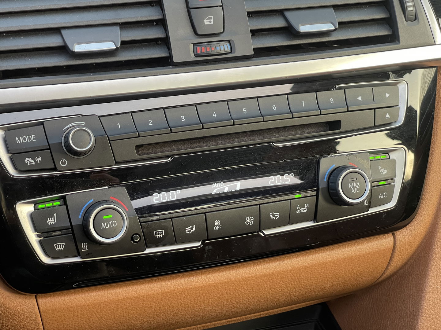 BMW 3-serie 320i Edition Luxury Line Purity Executive | Origineel Nederlands | Panoramadak | Cruise Control | Keyless | Parkeersensoren | Stoelverwarming | Stuurverwarming | Navigatie | Bluetooth