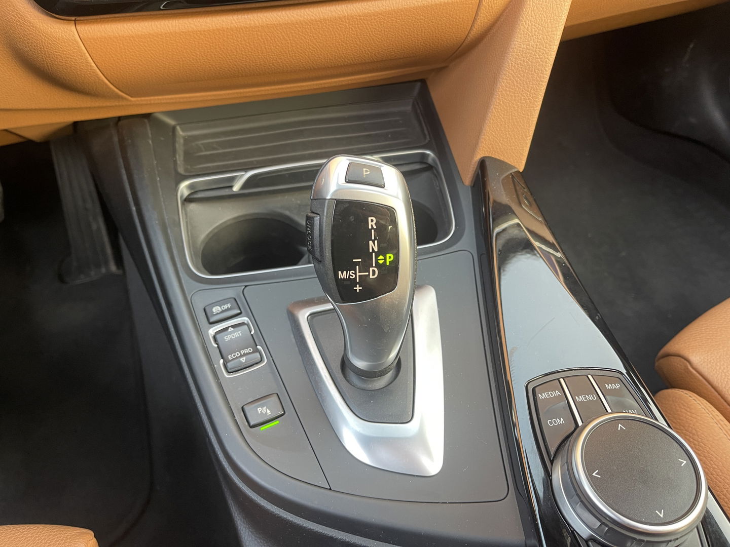 BMW 3-serie 320i Edition Luxury Line Purity Executive | Origineel Nederlands | Panoramadak | Cruise Control | Keyless | Parkeersensoren | Stoelverwarming | Stuurverwarming | Navigatie | Bluetooth