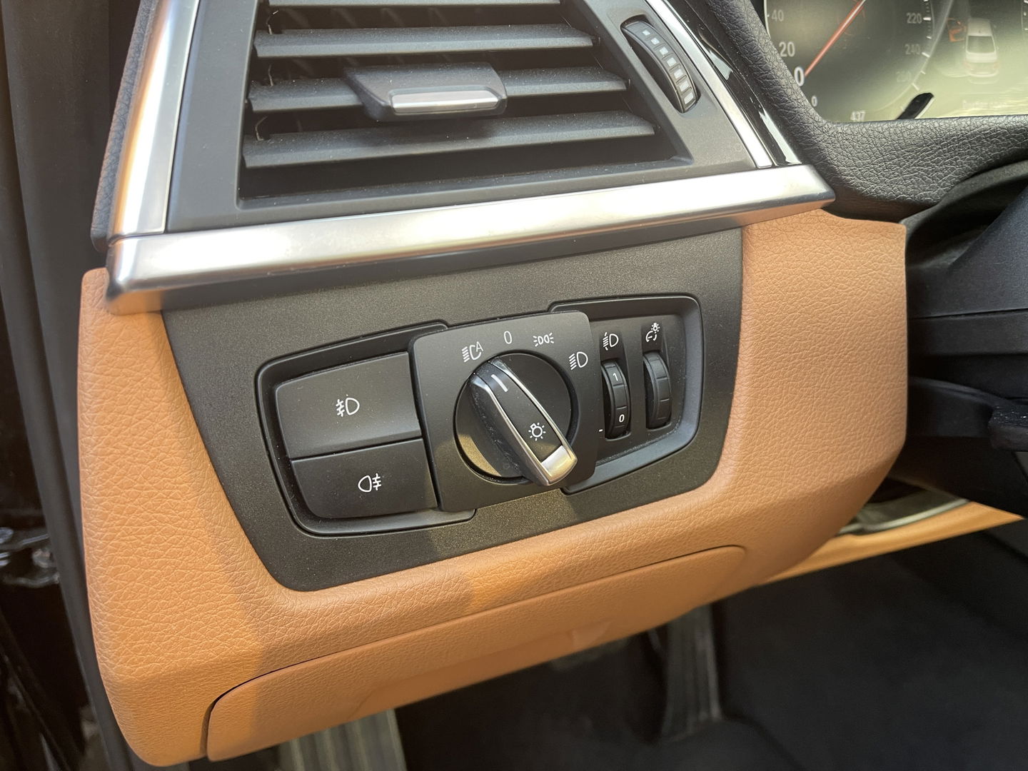 BMW 3-serie 320i Edition Luxury Line Purity Executive | Origineel Nederlands | Panoramadak | Cruise Control | Keyless | Parkeersensoren | Stoelverwarming | Stuurverwarming | Navigatie | Bluetooth