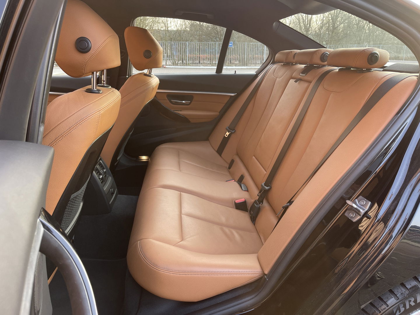 BMW 3-serie 320i Edition Luxury Line Purity Executive | Origineel Nederlands | Panoramadak | Cruise Control | Keyless | Parkeersensoren | Stoelverwarming | Stuurverwarming | Navigatie | Bluetooth