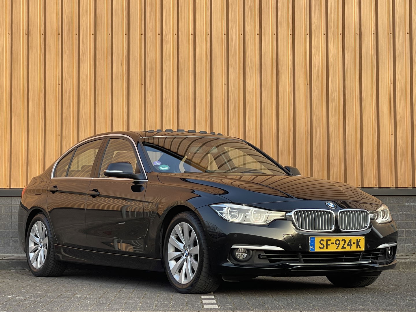 BMW 3-serie 320i Edition Luxury Line Purity Executive | Origineel Nederlands | Panoramadak | Cruise Control | Keyless | Parkeersensoren | Stoelverwarming | Stuurverwarming | Navigatie | Bluetooth